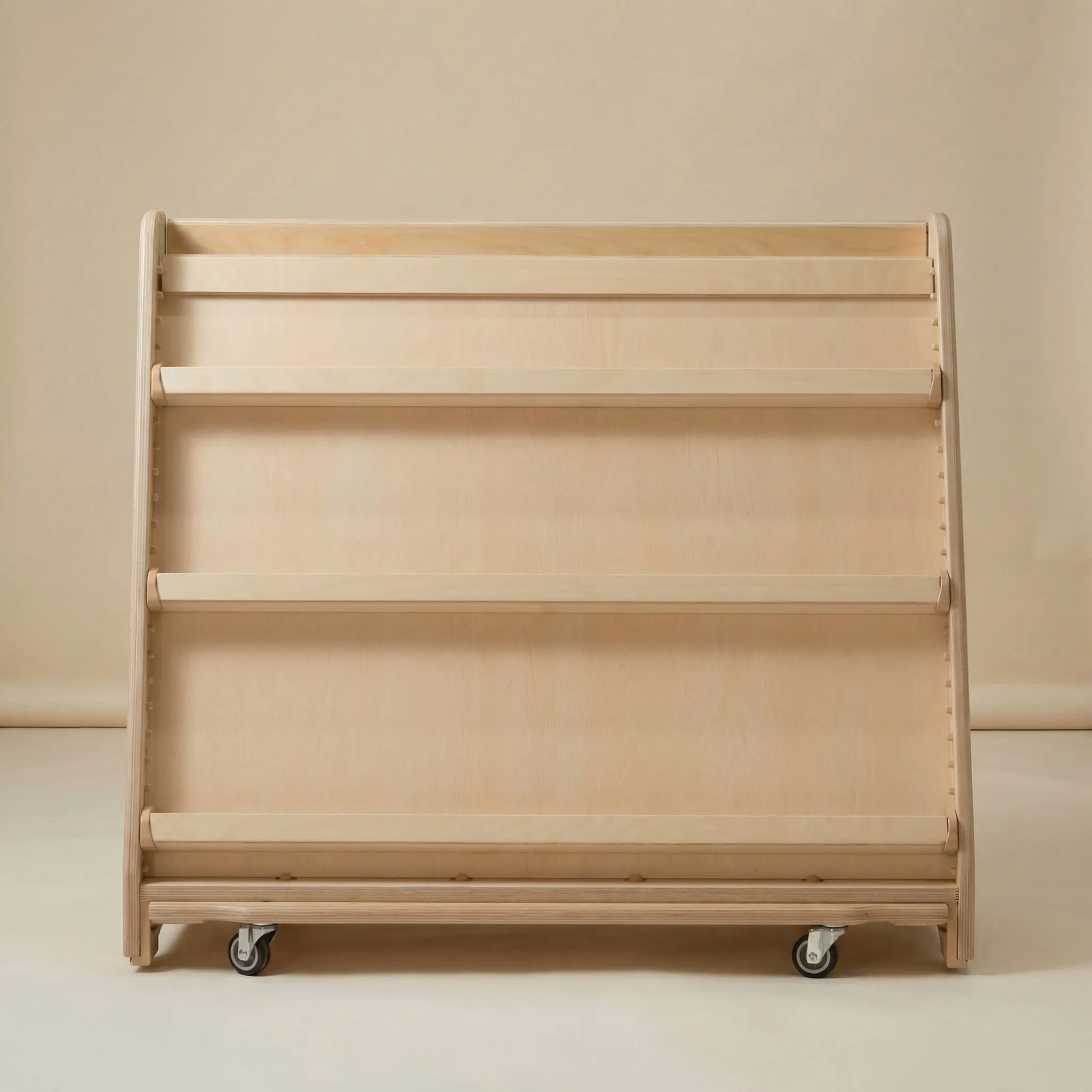 Bücherpräsenter aus Birkensperrholz mit 4 Ablagen und Rollen – Frontalansicht ohne Bücher