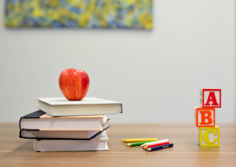 Grundschule Klassenzimmer mit ergonomischen Schulmöbeln